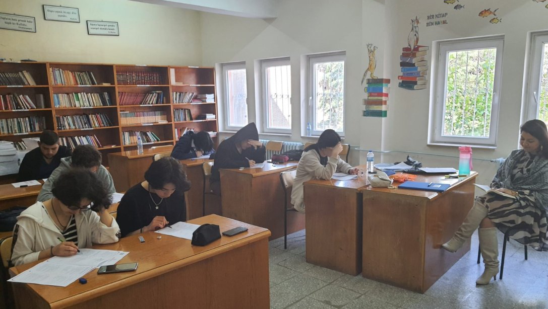 12.Sınıf Dil Bölümü Öğrencilerine Yönelik İkinci Yabancı Dil Testi Yapıldı.